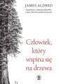 Czlowiek, ktory wspina sie na drzewa